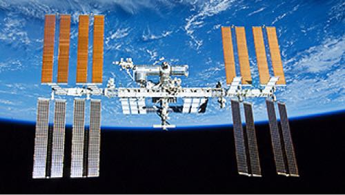 なぜ宇宙にある国際宇宙ステーション（ISS）が地上から肉眼で見えるのか？