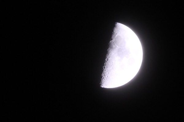 土曜日は上弦の月：美しい半月を愛でよう　#ウチソラ